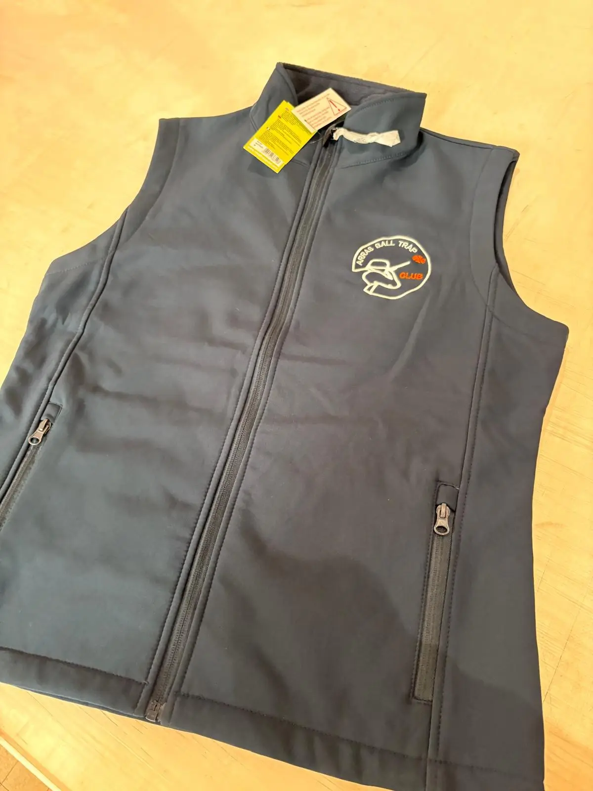 Gilet softshell sans manches bleu marine avec le logo Arras Ball Trap Club brodé côté cœur