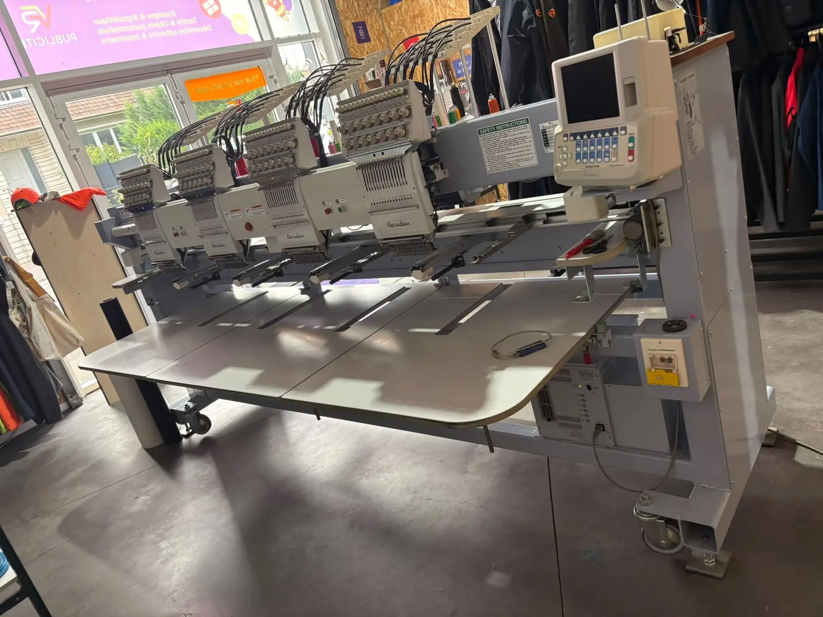 Brodeuse industrielle Barudan 4 têtes dans l'atelier Direct Broderie