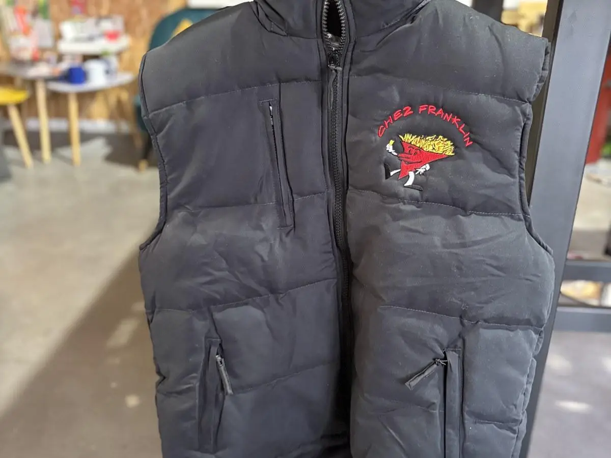 Logo brodé côté cœur sur une doudoune sans manches