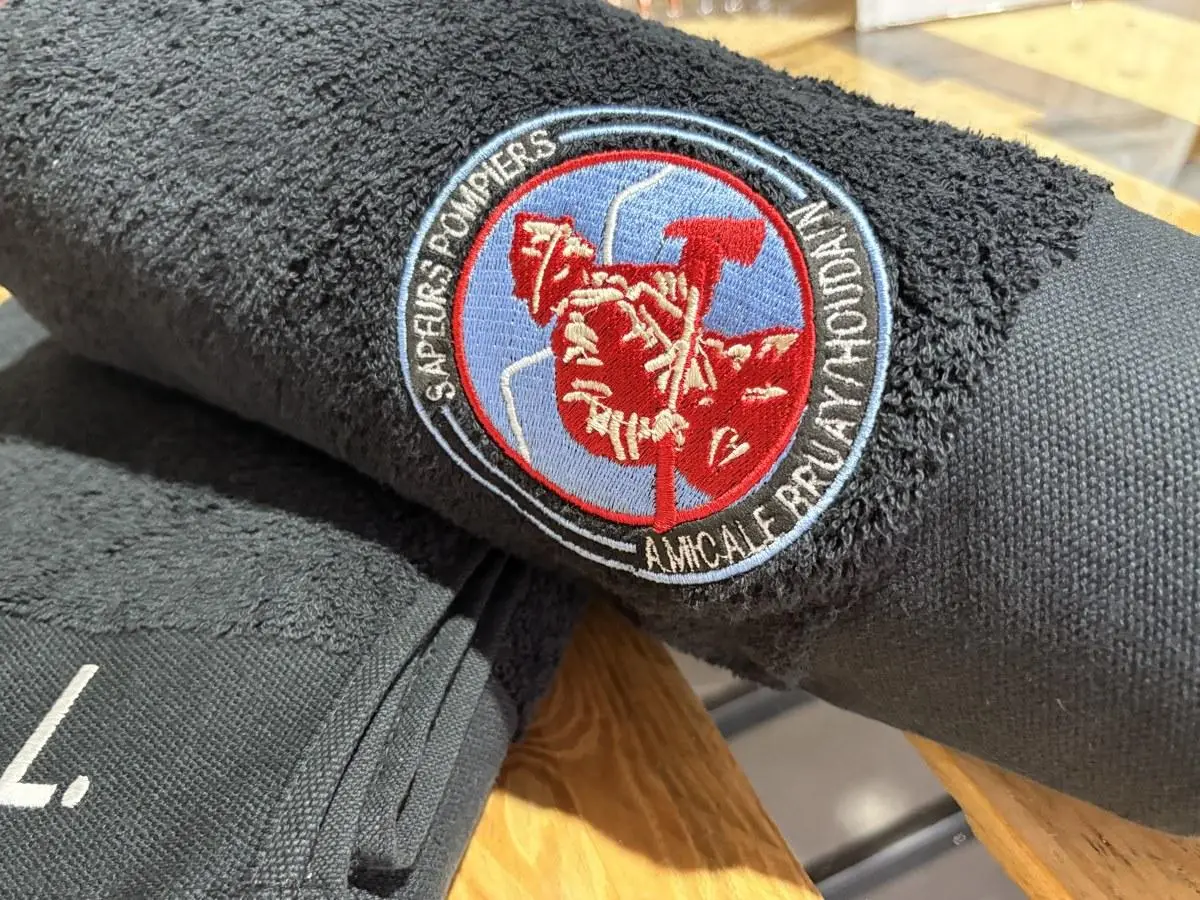 Écusson rond brodé en couleur, réalisé à l'atelier Direct Broderie