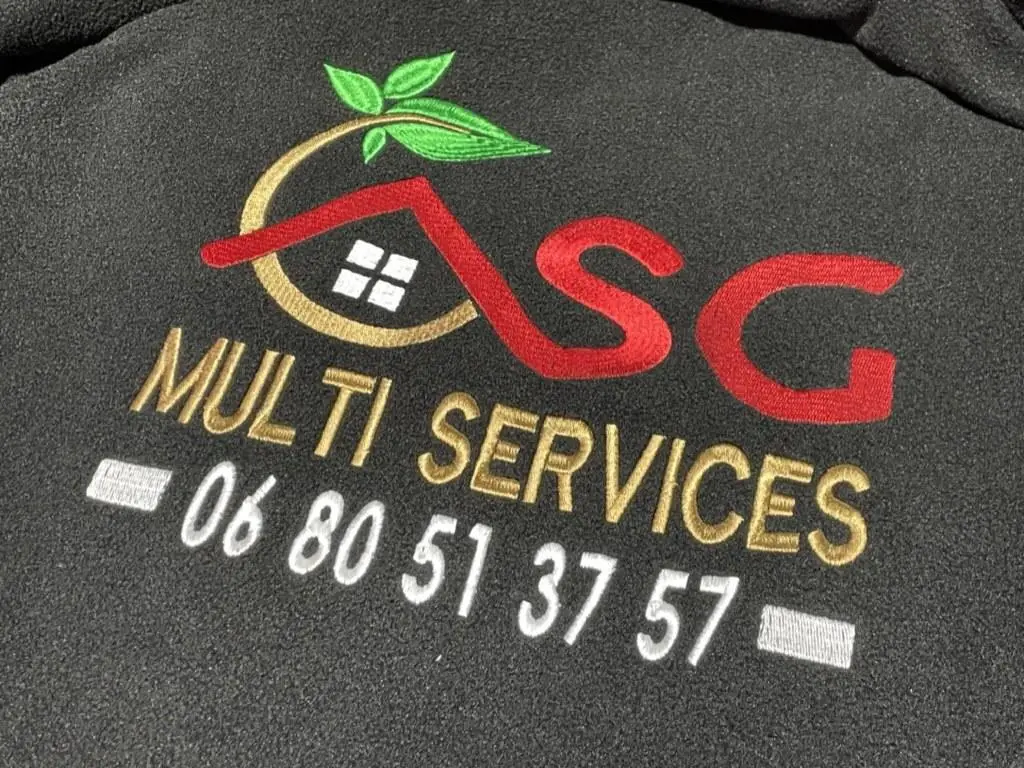 Logo d'entreprise multicolore brodé avec numéro de téléphone